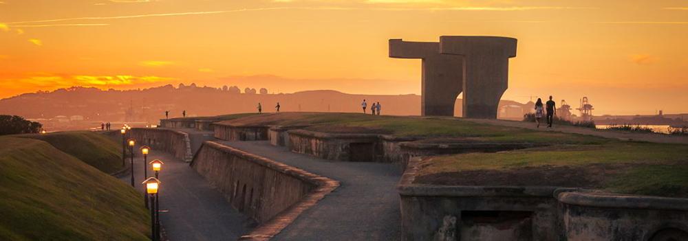 Image au coucher du soleil de l'Elogio del Horizonte à Gijón/Xixón.