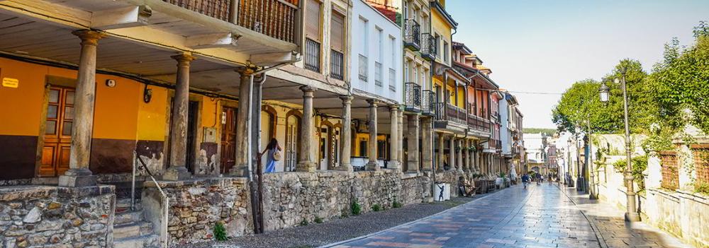 Image de la rue Galiana à Avilés avec ses célèbres arcades au premier plan.